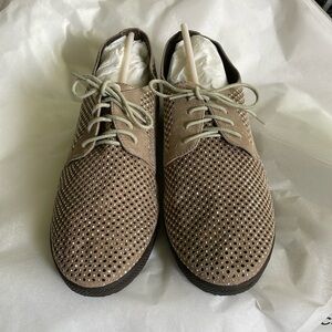 Van Eli Aleria perforated tiny stud embellished athleasure lace up shoe 9.5N